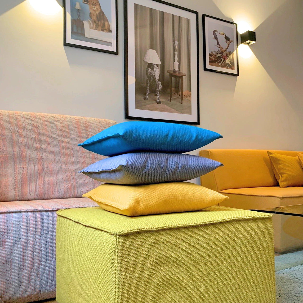 Insight into the Cubit Lookroom in Vienna with colourful sofa modules in yellow and pastel as well as colour-coordinated cushions and stylish murals