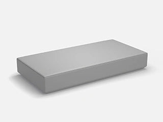 Ein rechteckiges, graues 3D-Sitzmodul ohne Lehnen für ein modulares Sofasystem, freigestellt auf weißem Hintergrund für die individuelle Konfiguration.
