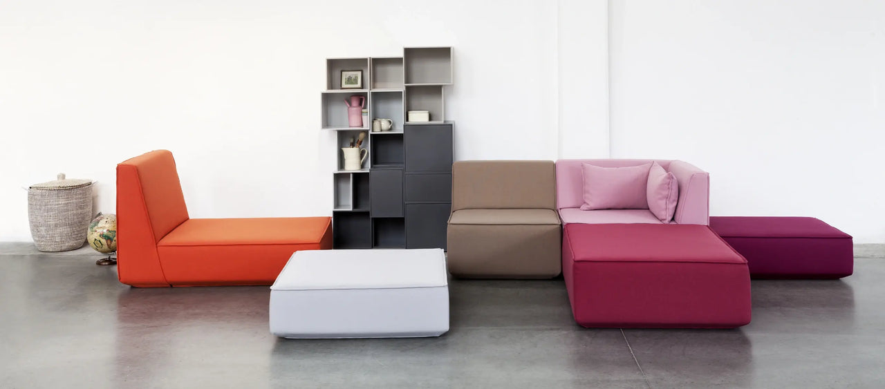 canapé modulable , rose et gris avec Système d'étagères modulable Système d'étagères un appartement de style loft.