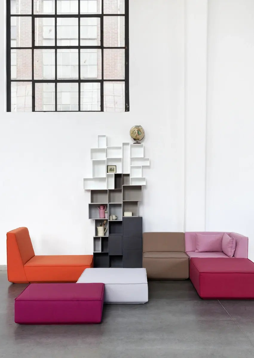 canapé modulable , rose et gris, avec Système d'étagères modulable, Système d'étagères un loft spacieux.