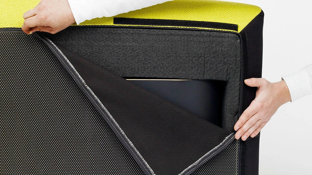 Detailaufnahme der Unterseite eines gelben Cubit Sofa-Moduls mit geöffnetem Reißverschluss