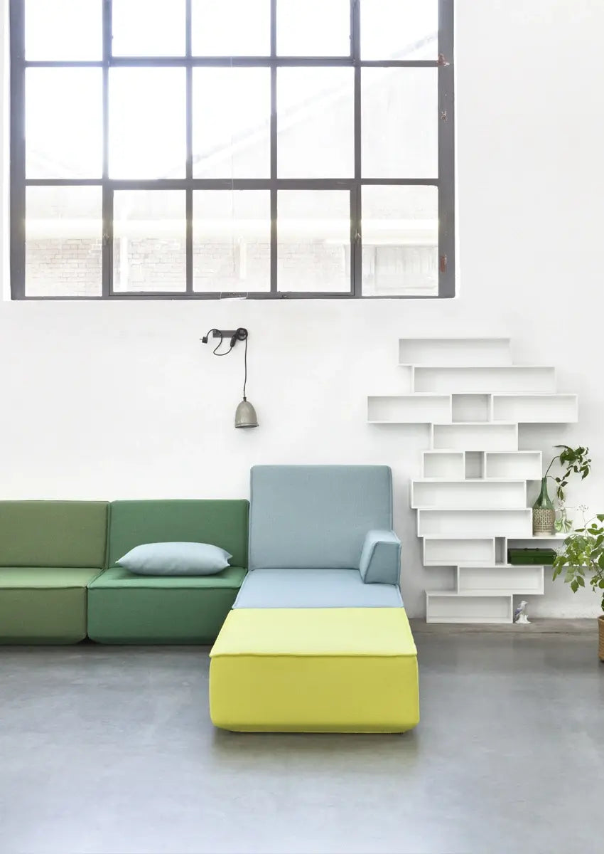 canapé modulable , bleu et jaune, avec Système d'étagères blanc Système d'étagères des plantes.