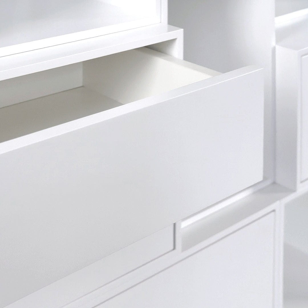 Geöffnete Schublade eines Cubit Regalsystems mit minimalistischer, griffloser Frontgestaltung





