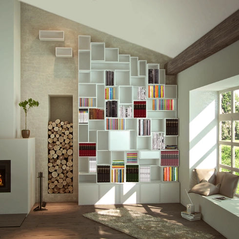 Des étagères blanches parfaitement adaptées aux plafonds en pente, combinées à un décor bois et à la lumière du jour.