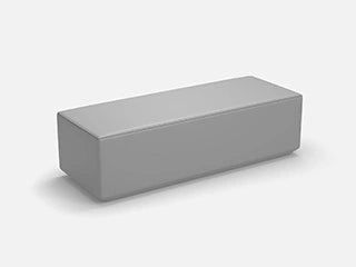 Technische 3D-Zeichnung eines rechteckigen, schmalen Modul-Elements in neutralem Grau, das als Bank dient.