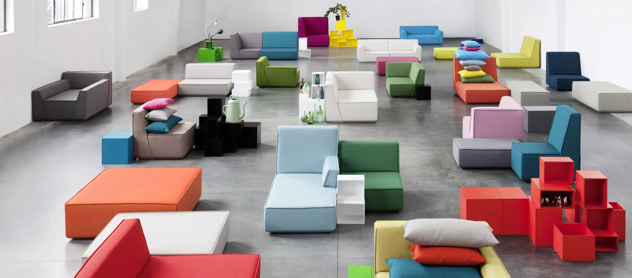 canapés modulables colorés canapés modulables étagères présentés dans Showroom, dans une palette de couleurs variées.